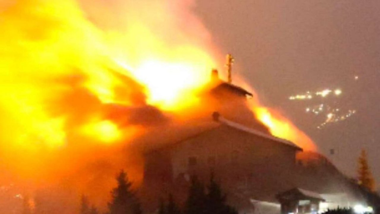 Nighttime photograph of flames and smoke engulfing the roof and upper structure of the historic Kehlsteinhaus (Eagle’s Nest) atop the Kehlstein summit above Berchtesgaden during the Oct. 23–24, 2026 fire