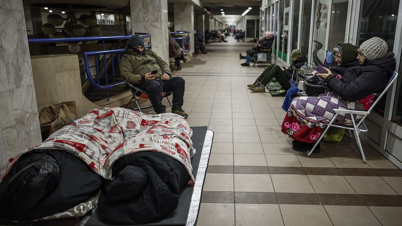 Stand-in: January 2026 file photo of Kyiv residents sheltering on a metro station platform during an earlier mass Russian air attack, not a photo of the October 7 strikes