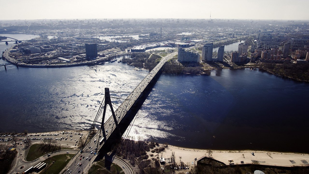 Stand-in: 2021 aerial view of Kyiv’s Northern (Pivnichnyi) Bridge over the Dnipro, not a photo of Sunday’s strike