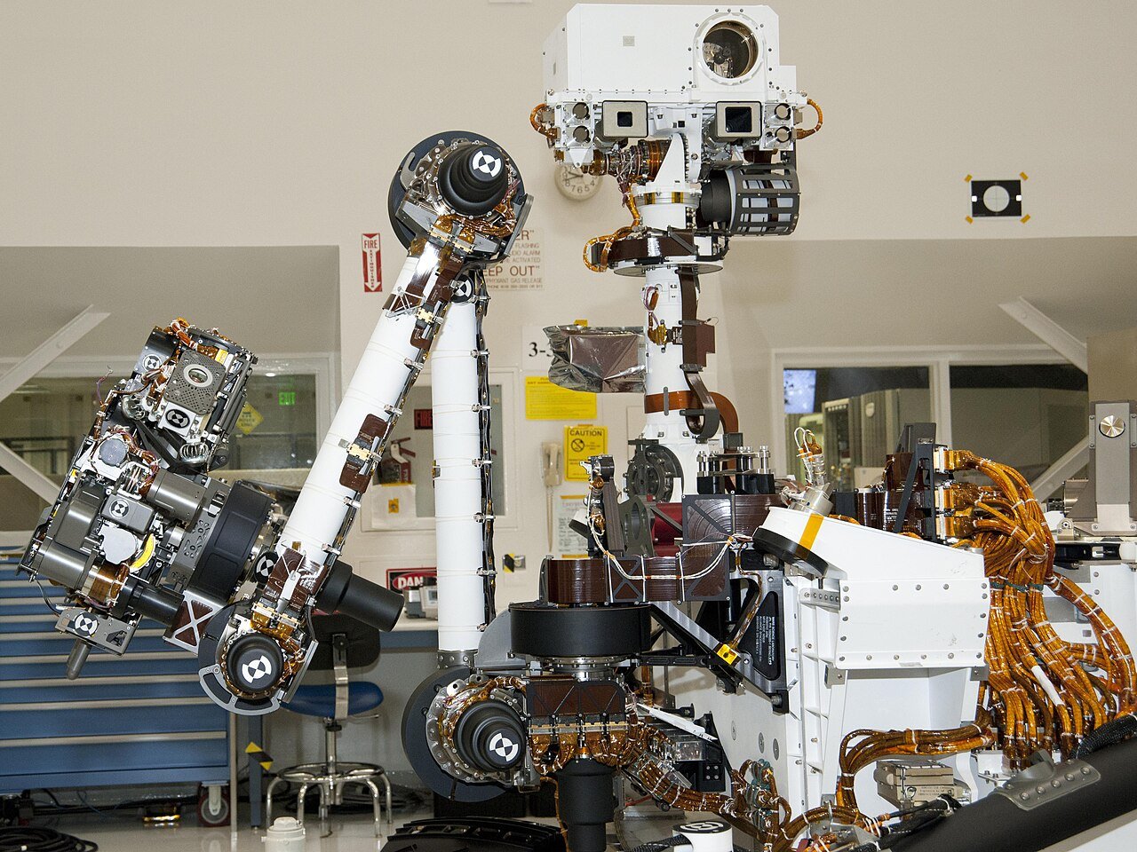 Arm and Mast of NASA Mars Rover Curiosity 533976main pia13981-43 full — free Wikimedia Commons media