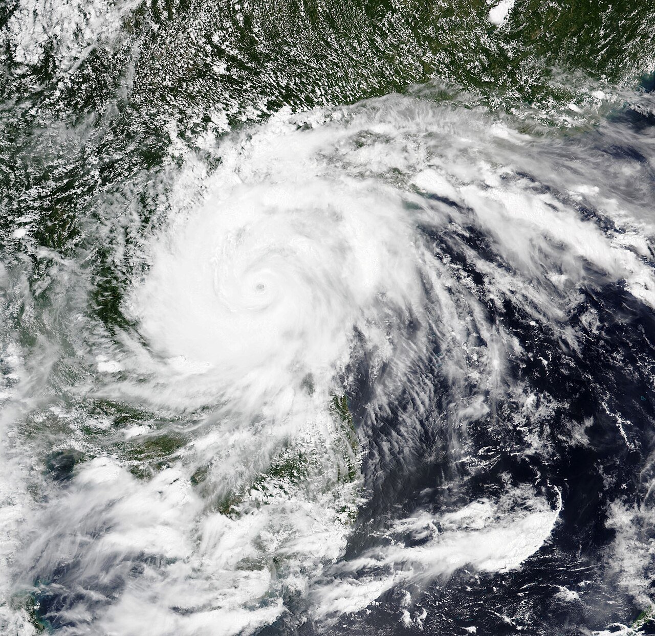 Storm coastline — free Wikimedia Commons media